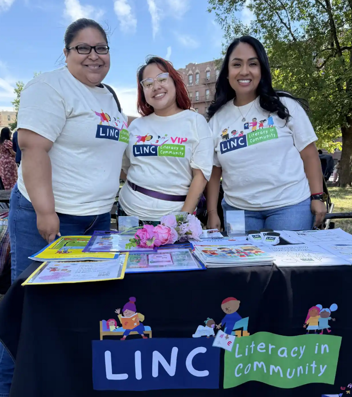 Miembros del equipo de LINC (Literacy in Community) promueven la lectura en la comunidad del Bronx. Créditos: Anny Ruiz Huayamabe